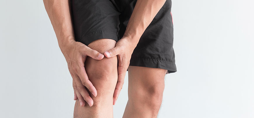 patient needing knee pain treatment in Sacramento after a car accident