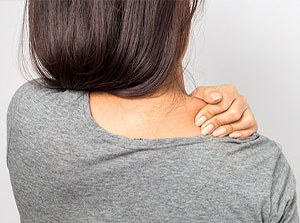 victim of auto accident injuries in Sacramento suffering from shoulder pain